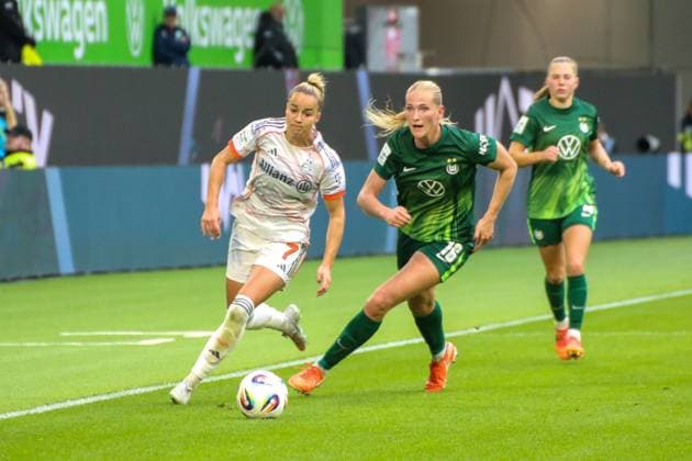 10.10.2025, xgrfx, Fussball Google Pixel Frauen-Bundesliga, VfL Wolfsburg - FC Bayern München v.l. Giulia Gwinn (FC Bayern München), Camilla Küver (VfL Wolfsburg) (DFL DFB REGULATIONS PROHIBIT ANY USE OF PHOTOGRAPHS as IMAGE SEQUENCES and or QUASI-VIDEO) Wolfsburg