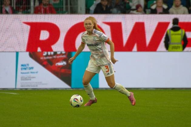 10.10.2025, xgrfx, Fussball Google Pixel Frauen-Bundesliga, VfL Wolfsburg - FC Bayern München v.l. Stine Ballisager (FC Bayern München) (DFL DFB REGULATIONS PROHIBIT ANY USE OF PHOTOGRAPHS as IMAGE SEQUENCES and or QUASI-VIDEO) Wolfsburg