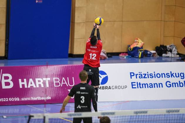 Georg Schäfer Halle, CERATONIA Volleys Eltmann vs. L.E. Volleys Germany ,Eltmann, Georg Schäfer Halle - 11 Oct 2025 - 2.Bundesliga, Volleyball - CERATONIA Volleys Eltmann vs. L.E. Volleys Image: Tobias Werner (VC Eltmann, 12) workign hard to keep the ball in play. Eltmann Georg Schäfer Halle Bayern Germany Copyright: xPresseFotoxEvans xRyanxEvansx