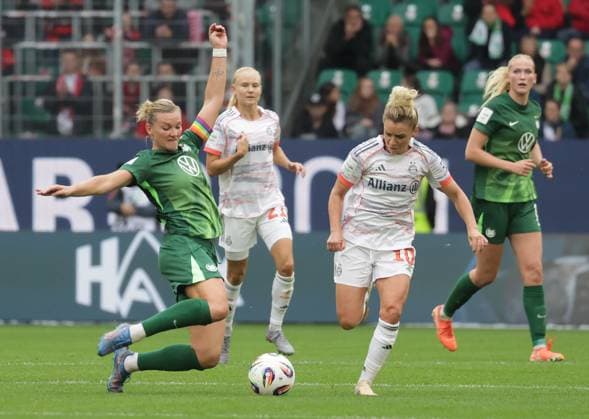 Duell zwischen Alexandra Popp (VfL Wolfsburg) und Linda Dallmann (FC Bayern Muenchen) Fussball, Frauen, Saison 2025 2026, 1.Liga, Google Pixel Frauen-Bundesliga, VfL Wolfsburg gegen FC Bayern Muenchen, 1-3 DFL REGULATIONS PROHIBIT ANY USE OF PHOTOGRAPHS AS IMAGE SEQUENCES AND OR QUASI-VIDEO.