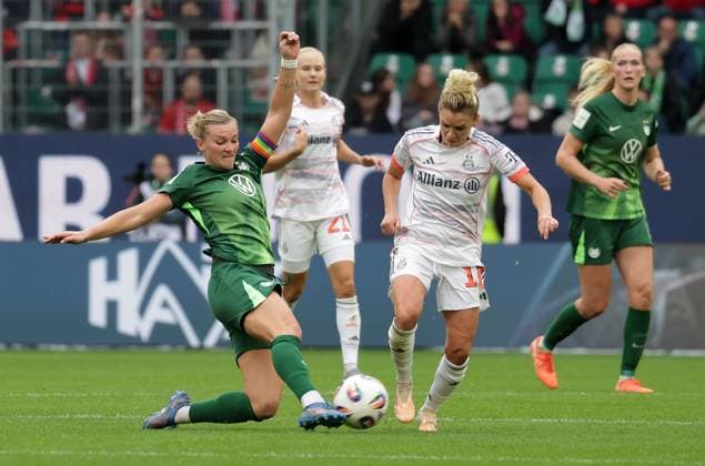 Duell zwischen Alexandra Popp (VfL Wolfsburg) und Linda Dallmann (FC Bayern Muenchen) Fussball, Frauen, Saison 2025 2026, 1.Liga, Google Pixel Frauen-Bundesliga, VfL Wolfsburg gegen FC Bayern Muenchen, 1-3 DFL REGULATIONS PROHIBIT ANY USE OF PHOTOGRAPHS AS IMAGE SEQUENCES AND OR QUASI-VIDEO.