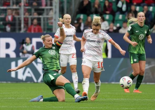 Duell zwischen Alexandra Popp (VfL Wolfsburg) und Linda Dallmann (FC Bayern Muenchen) Fussball, Frauen, Saison 2025 2026, 1.Liga, Google Pixel Frauen-Bundesliga, VfL Wolfsburg gegen FC Bayern Muenchen, 1-3 DFL REGULATIONS PROHIBIT ANY USE OF PHOTOGRAPHS AS IMAGE SEQUENCES AND OR QUASI-VIDEO.