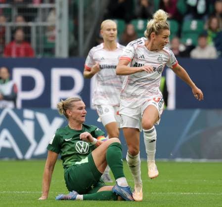 Duell zwischen Alexandra Popp (VfL Wolfsburg) und Linda Dallmann (FC Bayern Muenchen) Fussball, Frauen, Saison 2025 2026, 1.Liga, Google Pixel Frauen-Bundesliga, VfL Wolfsburg gegen FC Bayern Muenchen, 1-3 DFL REGULATIONS PROHIBIT ANY USE OF PHOTOGRAPHS AS IMAGE SEQUENCES AND OR QUASI-VIDEO.
