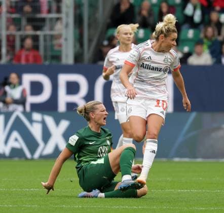 Duell zwischen Alexandra Popp (VfL Wolfsburg) und Linda Dallmann (FC Bayern Muenchen) Fussball, Frauen, Saison 2025 2026, 1.Liga, Google Pixel Frauen-Bundesliga, VfL Wolfsburg gegen FC Bayern Muenchen, 1-3 DFL REGULATIONS PROHIBIT ANY USE OF PHOTOGRAPHS AS IMAGE SEQUENCES AND OR QUASI-VIDEO.