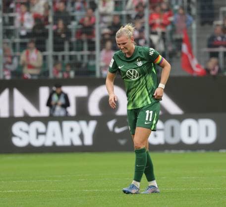 Fussball, Frauen, Saison 2025 2026, 1.Liga, Google Pixel Frauen-Bundesliga, VfL Wolfsburg gegen FC Bayern Muenchen, 1-3 DFL REGULATIONS PROHIBIT ANY USE OF PHOTOGRAPHS AS IMAGE SEQUENCES AND OR QUASI-VIDEO.