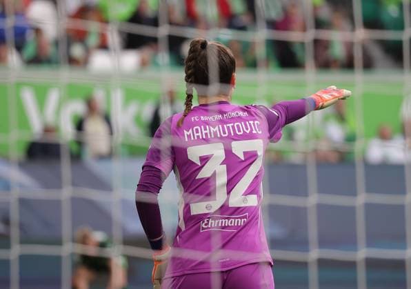 Ena Mahmutovic (FC Bayern Muenchen) Fussball, Frauen, Saison 2025 2026, 1.Liga, Google Pixel Frauen-Bundesliga, VfL Wolfsburg gegen FC Bayern Muenchen, 1-3 DFL REGULATIONS PROHIBIT ANY USE OF PHOTOGRAPHS AS IMAGE SEQUENCES AND OR QUASI-VIDEO.