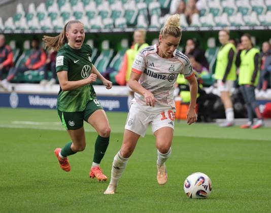 Linda Dallmann (FC Bayern Muenchen), Janou Levels (VfL Wolfsburg) Fussball, Frauen, Saison 2025 2026, 1.Liga, Google Pixel Frauen-Bundesliga, VfL Wolfsburg gegen FC Bayern Muenchen, 1-3 DFL REGULATIONS PROHIBIT ANY USE OF PHOTOGRAPHS AS IMAGE SEQUENCES AND OR QUASI-VIDEO.