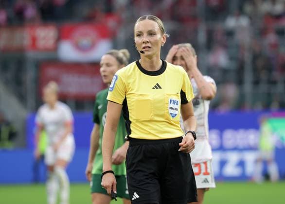Schiedsrichterin Fabienne Michel Fussball, Frauen, Saison 2025 2026, 1.Liga, Google Pixel Frauen-Bundesliga, VfL Wolfsburg gegen FC Bayern Muenchen, 1-3 DFL REGULATIONS PROHIBIT ANY USE OF PHOTOGRAPHS AS IMAGE SEQUENCES AND OR QUASI-VIDEO.