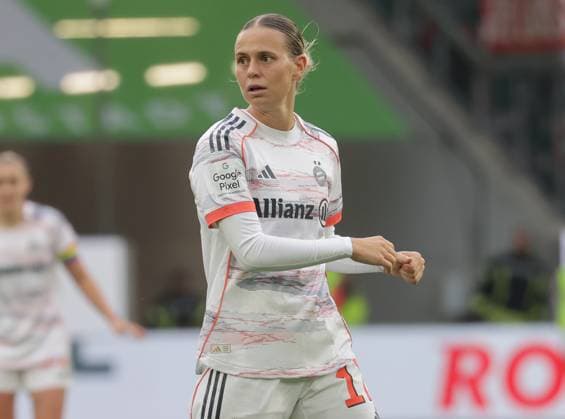 Klara Buehl (FC Bayern Muenchen) Fussball, Frauen, Saison 2025 2026, 1.Liga, Google Pixel Frauen-Bundesliga, VfL Wolfsburg gegen FC Bayern Muenchen, 1-3 DFL REGULATIONS PROHIBIT ANY USE OF PHOTOGRAPHS AS IMAGE SEQUENCES AND OR QUASI-VIDEO.