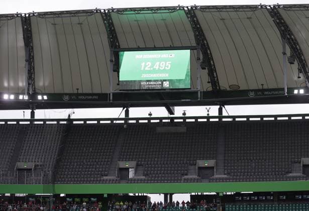 Anzeigentafel mit Zuschauerzahl, 12.495 Fussball, Frauen, Saison 2025 2026, 1.Liga, Google Pixel Frauen-Bundesliga, VfL Wolfsburg gegen FC Bayern Muenchen, 1-3 DFL REGULATIONS PROHIBIT ANY USE OF PHOTOGRAPHS AS IMAGE SEQUENCES AND OR QUASI-VIDEO.