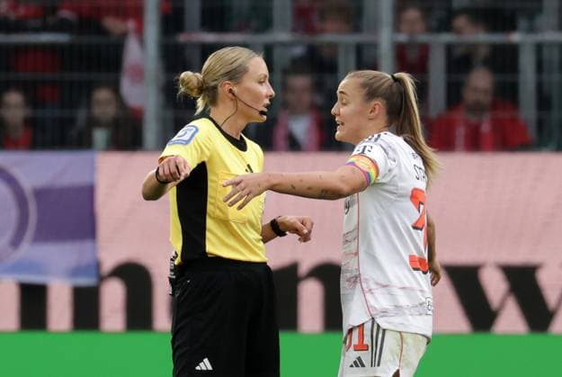 Schiedsrichterin Fabienne Michel, Georgia Stanway (FC Bayern Muenchen) Fussball, Frauen, Saison 2025 2026, 1.Liga, Google Pixel Frauen-Bundesliga, VfL Wolfsburg gegen FC Bayern Muenchen, 1-3 DFL REGULATIONS PROHIBIT ANY USE OF PHOTOGRAPHS AS IMAGE SEQUENCES AND OR QUASI-VIDEO.