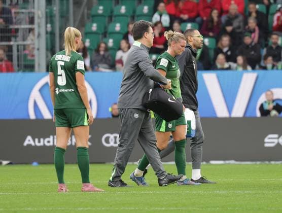 Verletzung Alexandra Popp (VfL Wolfsburg) Fussball, Frauen, Saison 2025 2026, 1.Liga, Google Pixel Frauen-Bundesliga, VfL Wolfsburg gegen FC Bayern Muenchen, 1-3 DFL REGULATIONS PROHIBIT ANY USE OF PHOTOGRAPHS AS IMAGE SEQUENCES AND OR QUASI-VIDEO.