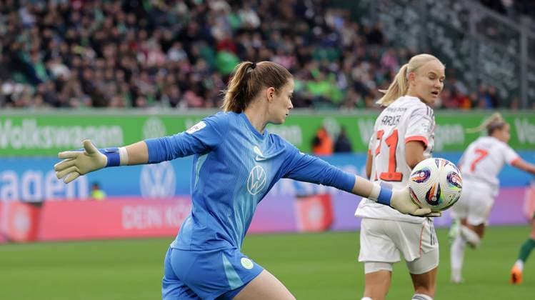 Stina Johannes (VfL Wolfsburg) Fussball, Frauen, Saison 2025 2026, 1.Liga, Google Pixel Frauen-Bundesliga, VfL Wolfsburg gegen FC Bayern Muenchen, 1-3 DFL REGULATIONS PROHIBIT ANY USE OF PHOTOGRAPHS AS IMAGE SEQUENCES AND OR QUASI-VIDEO.