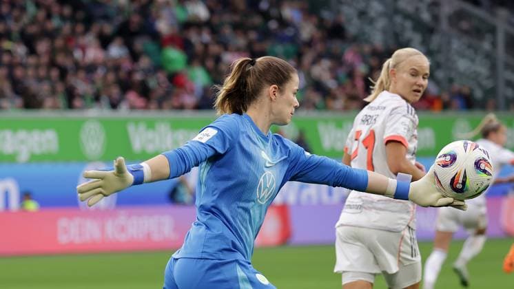 Stina Johannes (VfL Wolfsburg) Fussball, Frauen, Saison 2025 2026, 1.Liga, Google Pixel Frauen-Bundesliga, VfL Wolfsburg gegen FC Bayern Muenchen, 1-3 DFL REGULATIONS PROHIBIT ANY USE OF PHOTOGRAPHS AS IMAGE SEQUENCES AND OR QUASI-VIDEO.
