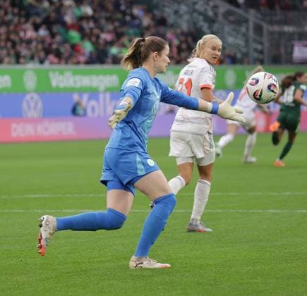 Stina Johannes (VfL Wolfsburg) Fussball, Frauen, Saison 2025 2026, 1.Liga, Google Pixel Frauen-Bundesliga, VfL Wolfsburg gegen FC Bayern Muenchen, 1-3 DFL REGULATIONS PROHIBIT ANY USE OF PHOTOGRAPHS AS IMAGE SEQUENCES AND OR QUASI-VIDEO.