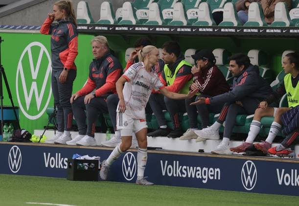 Auswechslung Pernille Harder (FC Bayern Muenchen) Fussball, Frauen, Saison 2025 2026, 1.Liga, Google Pixel Frauen-Bundesliga, VfL Wolfsburg gegen FC Bayern Muenchen, 1-3 DFL REGULATIONS PROHIBIT ANY USE OF PHOTOGRAPHS AS IMAGE SEQUENCES AND OR QUASI-VIDEO.