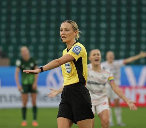 Schiedsrichterin Fabienne Michel Fussball, Frauen, Saison 2025 2026, 1.Liga, Google Pixel Frauen-Bundesliga, VfL Wolfsburg gegen FC Bayern Muenchen, 1-3 DFL REGULATIONS PROHIBIT ANY USE OF PHOTOGRAPHS AS IMAGE SEQUENCES AND OR QUASI-VIDEO.