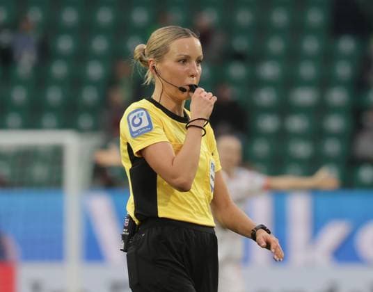 Schiedsrichterin Fabienne Michel Fussball, Frauen, Saison 2025 2026, 1.Liga, Google Pixel Frauen-Bundesliga, VfL Wolfsburg gegen FC Bayern Muenchen, 1-3 DFL REGULATIONS PROHIBIT ANY USE OF PHOTOGRAPHS AS IMAGE SEQUENCES AND OR QUASI-VIDEO.