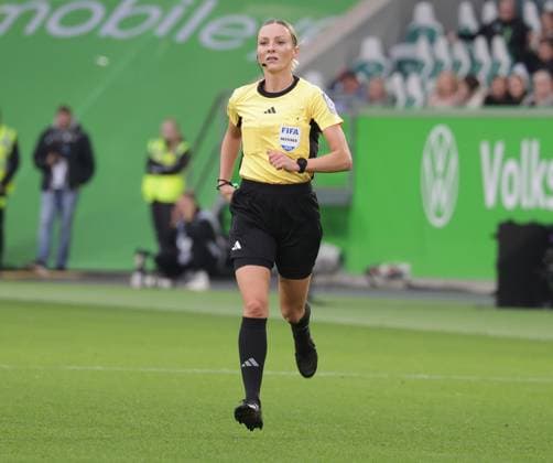 Schiedsrichterin Fabienne Michel Fussball, Frauen, Saison 2025 2026, 1.Liga, Google Pixel Frauen-Bundesliga, VfL Wolfsburg gegen FC Bayern Muenchen, 1-3 DFL REGULATIONS PROHIBIT ANY USE OF PHOTOGRAPHS AS IMAGE SEQUENCES AND OR QUASI-VIDEO.