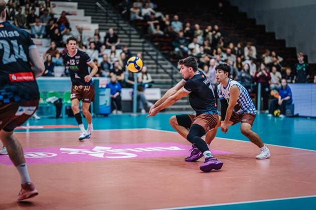 Volleyball Herren Saison 2025 2026 Liga Cup 2025 Berlin Recycling Volleys vs. WWK Volleys Herrsching 11.10.2025 Jannes Wiesner ( 17 WWK Volleys Herrsching) bei der Annahme