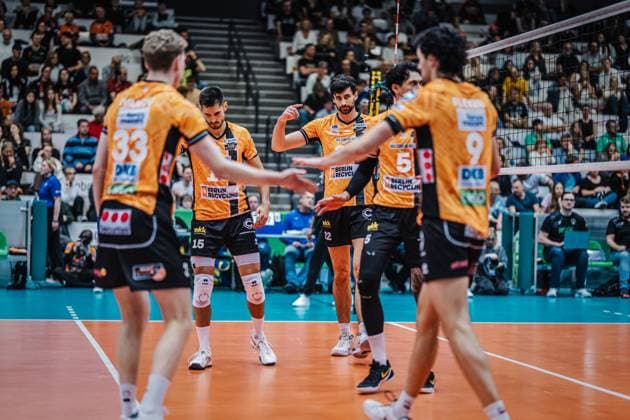Volleyball Herren Saison 2025 2026 Liga Cup 2025 Berlin Recycling Volleys vs. WWK Volleys Herrsching 11.10.2025 Die Mannschaft der BR Volleys nach Punktverlust