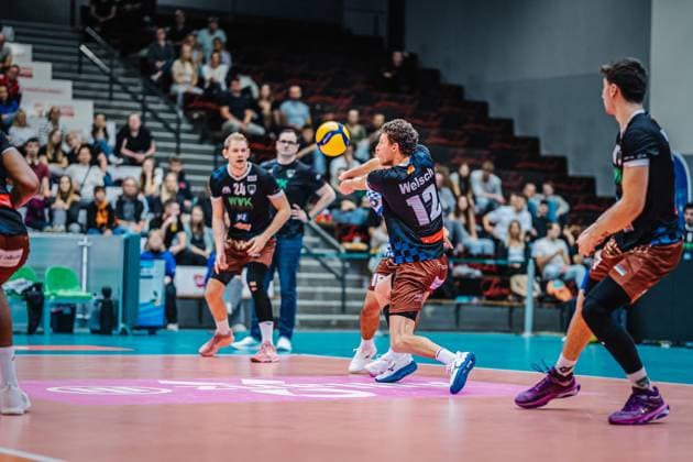 Volleyball Herren Saison 2025 2026 Liga Cup 2025 Berlin Recycling Volleys vs. WWK Volleys Herrsching 11.10.2025 Laurenz Welsch ( 12 WWK Volleys Herrsching) bei der Annahme