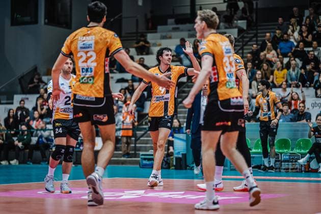 Volleyball Herren Saison 2025 2026 Liga Cup 2025 Berlin Recycling Volleys vs. WWK Volleys Herrsching 11.10.2025 Die Mannschaft der BR Volleys jubelt