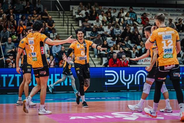 Volleyball Herren Saison 2025 2026 Liga Cup 2025 Berlin Recycling Volleys vs. WWK Volleys Herrsching 11.10.2025 Die Mannschaft der BR Volleys jubelt