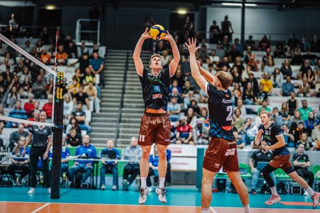 Volleyball Herren Saison 2025 2026 Liga Cup 2025 Berlin Recycling Volleys vs. WWK Volleys Herrsching 11.10.2025 Tobias Hosch ( 11 WWK Volleys Herrsching) spielt den Ball zu