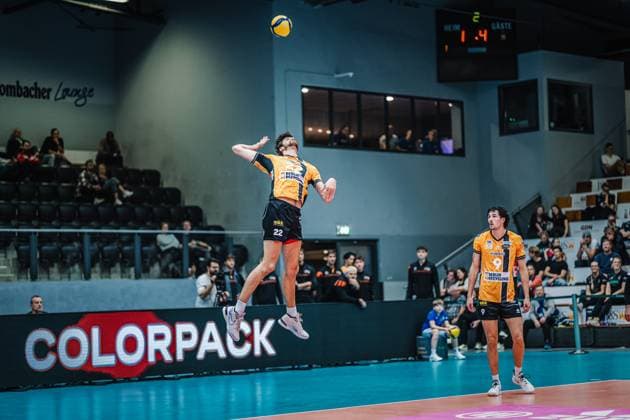 Volleyball Herren Saison 2025 2026 Liga Cup 2025 Berlin Recycling Volleys vs. WWK Volleys Herrsching 11.10.2025 Jake Hanes ( 22 Berlin Recycling Volleys) beim Aufschlag