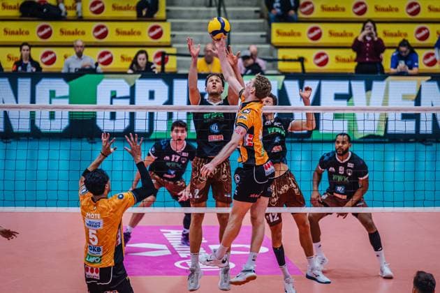 Volleyball Herren Saison 2025 2026 Liga Cup 2025 Berlin Recycling Volleys vs. WWK Volleys Herrsching 11.10.2025 Fedor Ivanov ( 33 Berlin Recycling Volleys) rettet den Ball vor dem Block von Bastian Korreck ( 2 WWK Volleys Herrsching)