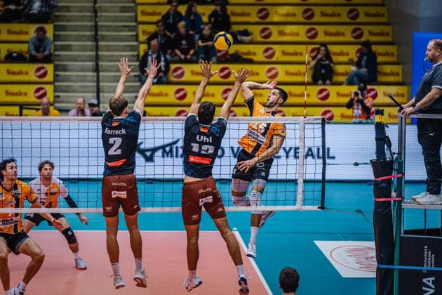 Volleyball Herren Saison 2025 2026 Liga Cup 2025 Berlin Recycling Volleys vs. WWK Volleys Herrsching 11.10.2025 Moritz Reichert ( 15 Berlin Recycling Volleys) gegen den Block von Bastian Korreck ( 2 WWK Volleys Herrsching) und Niklas Uhl ( 13 WWK Volleys Herrsching)