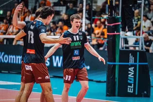 Volleyball Herren Saison 2025 2026 Liga Cup 2025 Berlin Recycling Volleys vs. WWK Volleys Herrsching 11.10.2025 Tobias Hosch ( 11 WWK Volleys Herrsching) jubelt mit Niklas Uhl ( 13 WWK Volleys Herrsching)