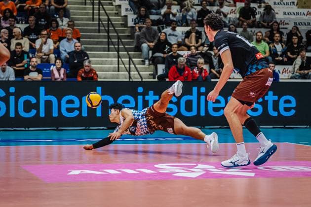 Volleyball Herren Saison 2025 2026 Liga Cup 2025 Berlin Recycling Volleys vs. WWK Volleys Herrsching 11.10.2025 Keisuke Matsuo ( 15 WWK Volleys Herrsching) hechtet specktakulär nach dem Ball