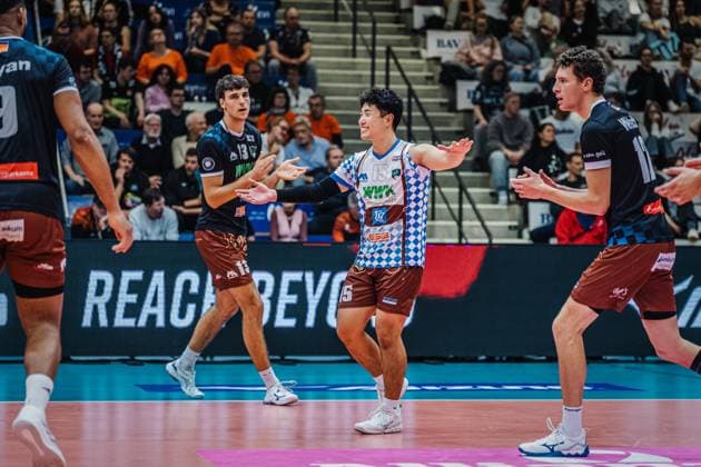Volleyball Herren Saison 2025 2026 Liga Cup 2025 Berlin Recycling Volleys vs. WWK Volleys Herrsching 11.10.2025 Keisuke Matsuo ( 15 WWK Volleys Herrsching) jubelt und klatscht mit den Teamkollegen ab
