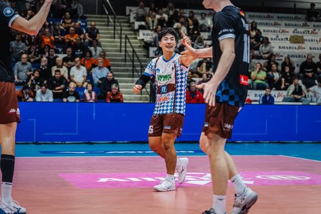 Volleyball Herren Saison 2025 2026 Liga Cup 2025 Berlin Recycling Volleys vs. WWK Volleys Herrsching 11.10.2025 Keisuke Matsuo ( 15 WWK Volleys Herrsching) jubelt und zeigt auf Tobias Hosch ( 11 WWK Volleys Herrsching)