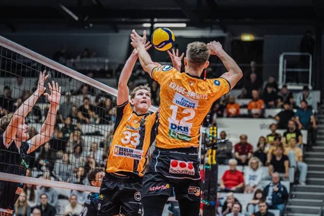Volleyball Herren Saison 2025 2026 Liga Cup 2025 Berlin Recycling Volleys vs. WWK Volleys Herrsching 11.10.2025 Fedor Ivanov ( 33 Berlin Recycling Volleys) spielt den Ball auf Florian Krage-Brewitz ( 12 Berlin Recycling Volleys)
