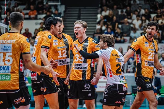 Volleyball Herren Saison 2025 2026 Liga Cup 2025 Berlin Recycling Volleys vs. WWK Volleys Herrsching 11.10.2025 Die Mannschaft der BR Volleys jubelt