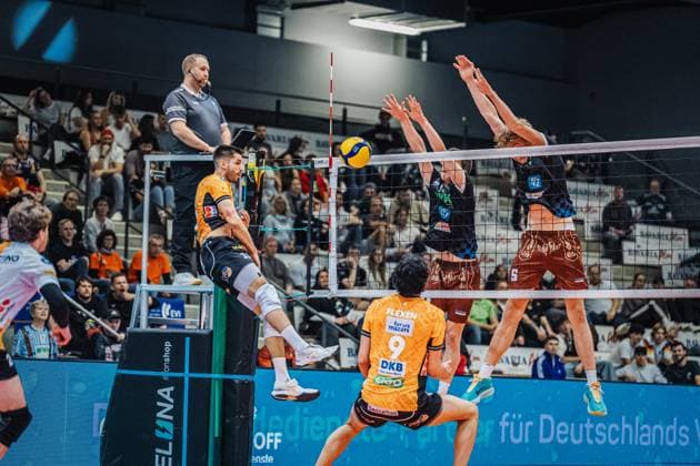 Volleyball Herren Saison 2025 2026 Liga Cup 2025 Berlin Recycling Volleys vs. WWK Volleys Herrsching 11.10.2025 Moritz Reichert ( 15 Berlin Recycling Volleys) gegen den Herrschinger Doppelblock