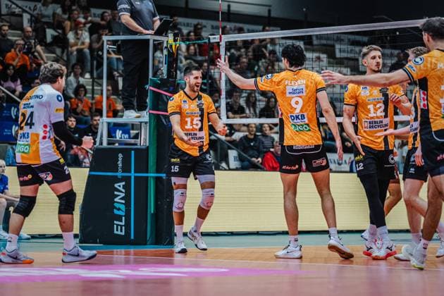 Volleyball Herren Saison 2025 2026 Liga Cup 2025 Berlin Recycling Volleys vs. WWK Volleys Herrsching 11.10.2025 Moritz Reichert ( 15 Berlin Recycling Volleys) jubelt mit Nolan Flexen ( 9 Berlin Recycling Volleys) und der Mannschaft