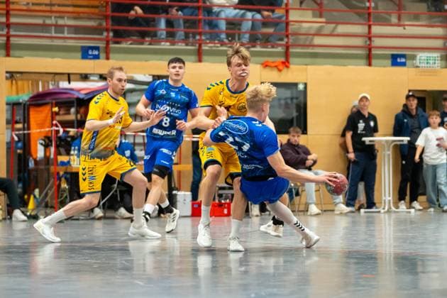 Handball I Herren I Saison 2024-2025 I 3. Liga I 7. Spieltag I TV Bittenfeld 2 - HSG Konstanz I 11.10.2025 Felix Sproß (8, HSG Konstanz) verteidigt Fabian Lucas (27, TV Bittenfeld 2) Waiblingen Gemeindehalle Bittenfeld Baden-Württemberg Deutschland Copyright: xLobeca MaxxPetershansx
