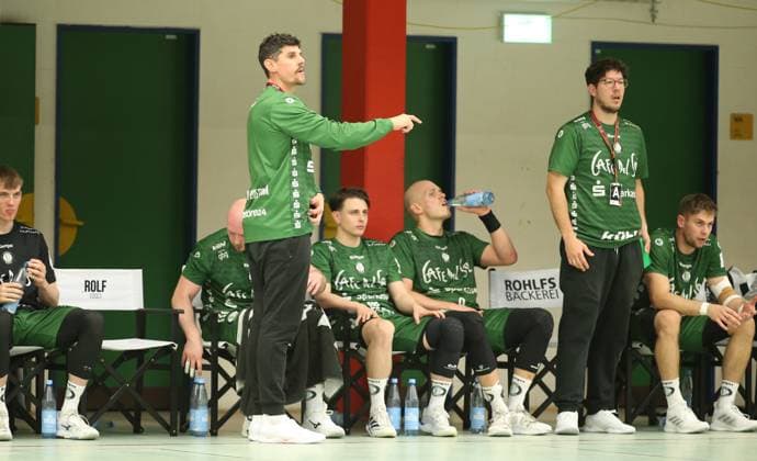 RECORD DATE NOT STATED Handball, Saison 2025 2026, 3. Liga, Staffel Nord-Ost. HG Hamburg-Barmbek - Eintracht Hildesheim. Aufnahmedatum: 11. Oktober 2025. Trainer Daniel Deutsch, Co-Trainer Chris Meiser (Hildesheim, stehend, v.l.). Wandsbek Hamburg