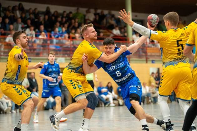 Handball I Herren I Saison 2025-2026 I 3. Liga I 7. Spieltag I TV Bittenfeld 2 - HSG Konstanz I 11.10.2025 Jan-Luca Mauch (8, TV Bittenfeld 2) mit Ball verteidigt von Konstanz Waiblingen Gemeindehalle Bittenfeld Baden-Württemberg Deutschland Copyright: xLobeca MaxxPetershansx