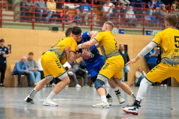 Handball I Herren I Saison 2025-2026 I 3. Liga I 7. Spieltag I TV Bittenfeld 2 - HSG Konstanz I 11.10.2025 Jan-Luca Mauch (8, TV Bittenfeld 2) mit Ball verteidigt von Konstanz Waiblingen Gemeindehalle Bittenfeld Baden-Württemberg Deutschland Copyright: xLobeca MaxxPetershansx