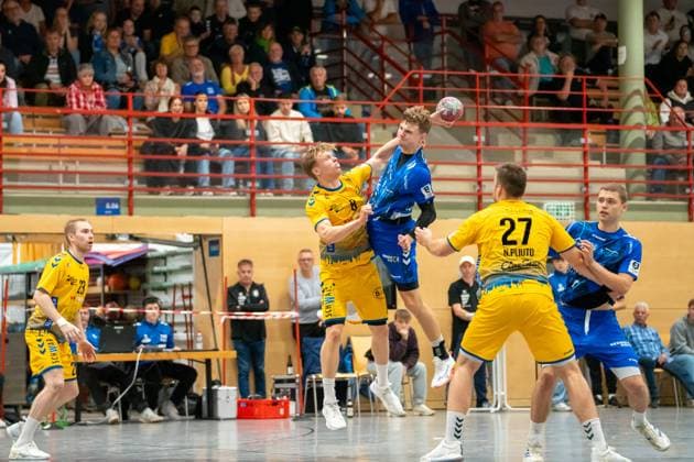 Handball I Herren I Saison 2025-2026 I 3. Liga I 7. Spieltag I TV Bittenfeld 2 - HSG Konstanz I 11.10.2025 Maurice Widmaier (10, TV Bittenfeld 2) im Wurf verteidigt von Felix Sproß (8, HSG Konstanz) Waiblingen Gemeindehalle Bittenfeld Baden-Württemberg Deutschland Copyright: xLobeca MaxxPetershansx