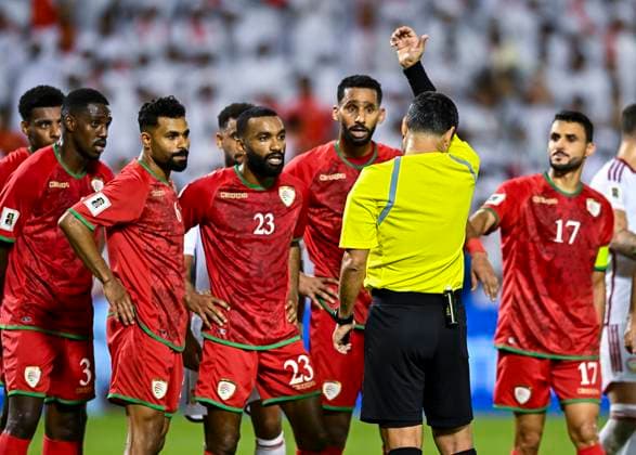 UNITED ARAB EMIRATES v OMAN-2026 FIFA World Cup, WM, Weltmeisterschaft, Fussball ASIAN QUALIFIER PLAYOFFS Players of Oman argue with Australian referee Alireza Faghani during the FIFA World Cup 2026 AFC Asian qualifiers playoffs group A match between United Arab Emirates and Oman at Jassim Bin Hamad Stadium in Doha, Qatar, on October 11, 2025. DOHA Qatar Copyright: xNOUSHADx