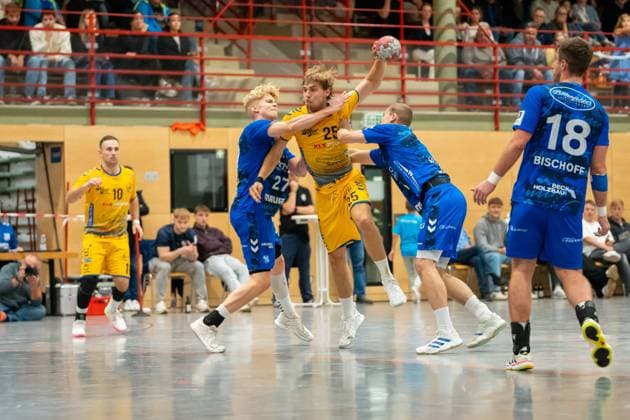 Handball I Herren I Saison 2025-2026 I 3. Liga I 7. Spieltag I TV Bittenfeld 2 - HSG Konstanz I 11.10.2025 Jan Stotten (25, HSG Konstanz) im Wurf verteidigt von Fabian Lucas (27, TV Bittenfeld 2) und Sören Winger (9, TV Bittenfeld 2) Waiblingen Gemeindehalle Bittenfeld Baden-Württemberg Deutschland Copyright: xLobeca MaxxPetershansx