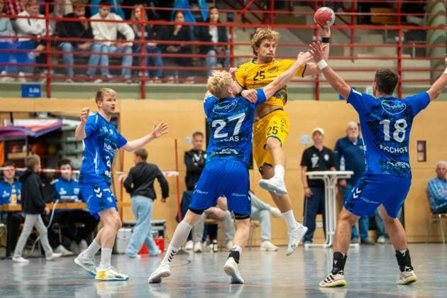 Handball I Herren I Saison 2025-2026 I 3. Liga I 7. Spieltag I TV Bittenfeld 2 - HSG Konstanz I 11.10.2025 Jan Stotten (25, HSG Konstanz) verteidigt von Fabian Lucas (27, TV Bittenfeld 2) Waiblingen Gemeindehalle Bittenfeld Baden-Württemberg Deutschland Copyright: xLobeca MaxxPetershansx