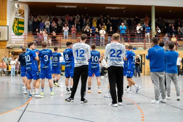 Handball I Herren I Saison 2025-2026 I 3. Liga I 7. Spieltag I TV Bittenfeld 2 - HSG Konstanz I 11.10.2025 Der TV Bittenfeld feiert den Sieg mit den Zuschauern und Fans, in der Mitte Benedikt Starkloff (12, TV Bittenfeld 2) und Nick Lehmann (22, TV Bittenfeld 2) Waiblingen Gemeindehalle Bittenfeld Baden-Württemberg Deutschland Copyright: xLobeca MaxxPetershansx