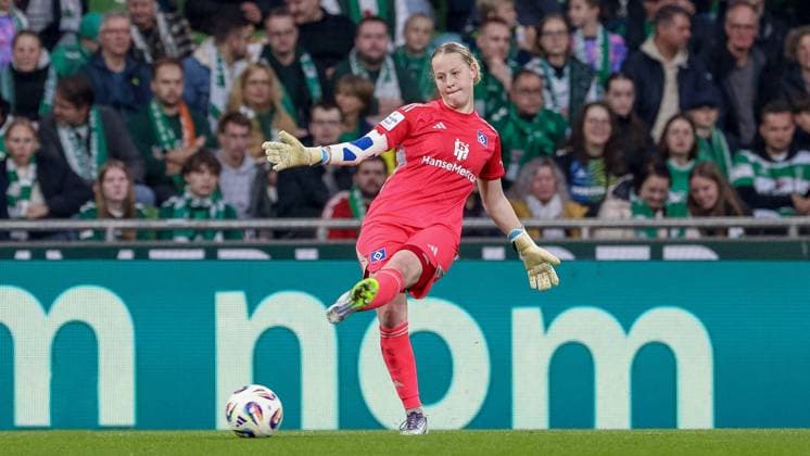 Larissa Haidner (Torhüterin, Torwart, Hamburger SV, 33) am Ball, Freisteller, Einzelbild, Ganzkörper, Aktion, Action, Spielszene, DIE DFB-RICHTLINIEN UNTERSAGEN JEGLICHE NUTZUNG VON FOTOS ALS SEQUENZBILDER UND ODER VIDEOÄHNLICHE FOTOSTRECKEN. DFB REGULATIONS PROHIBIT ANY USE OF PHOTOGRAPHS AS IMAGE SEQUENCES AND OR QUASI-VIDEO., 11.10.2025, Bremen (Deutschland), Fussball, Google Pixel Frauen-Bundesliga, SV Werder Bremen - Hamburger SV